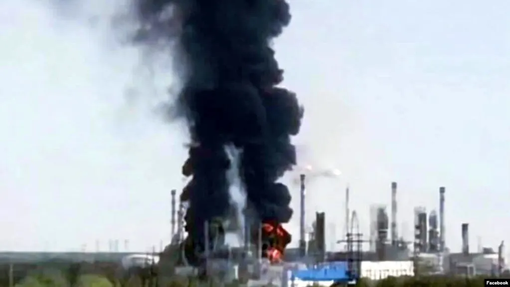 25 июля Тюменский нефтеперерабатывающий завод остановил переработку нефти после удара: загорелись установки гидроочистки дизеля и производства высокооктанового бензина. Сроки возобновления работы не называются.