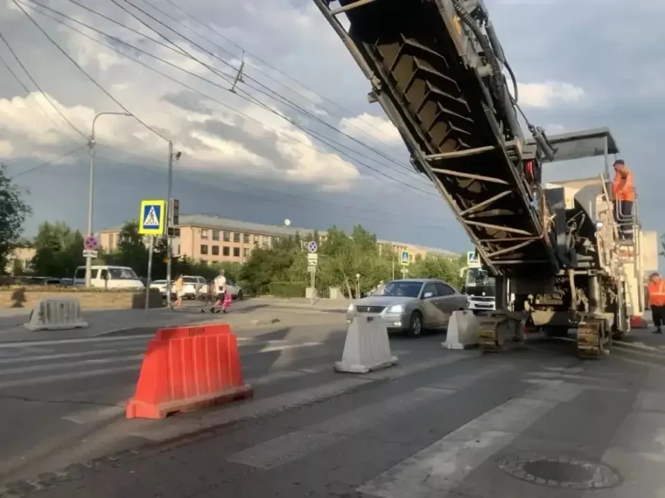На участке от улицы Димитрова до площади Октября ведутся работы на 2,27 км: снимают старый асфальт, уложат верхний слой, отремонтируют тротуары и частично заменят бордюры. Работы планируют проводить в ночное время.