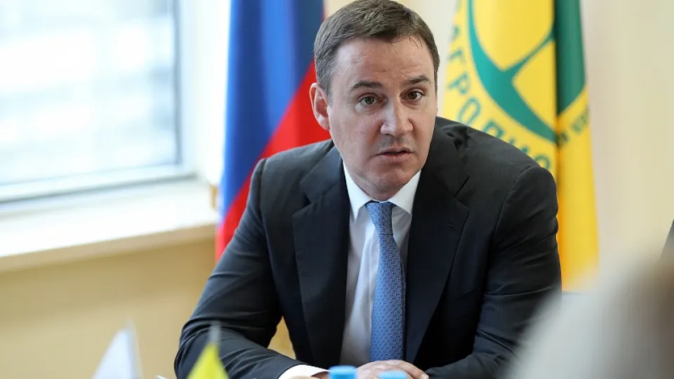 Зампред правительства Дмитрий Патрушев фактически сосредоточил влияние над РЭО: в наблюдательный совет входит близкий к нему чиновник, а на пост гендиректора рассматривают главу «Росагролизинга». Перестановки происходят на фоне уголовных дел против прежнего менеджмента.
