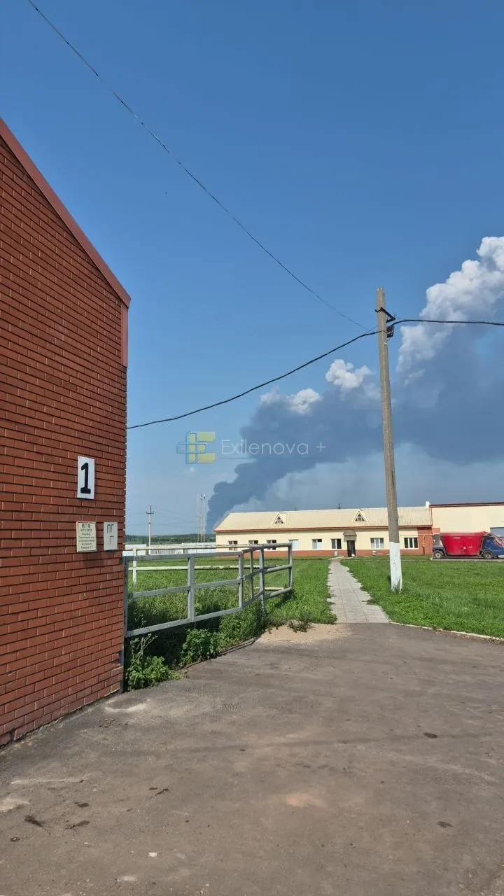 В результате ночных атак беспилотников по разным регионам России — от Воронежской области до Крыма — погибли и пострадали мирные жители, зафиксированы пожары и повреждения складов и промышленных объектов.