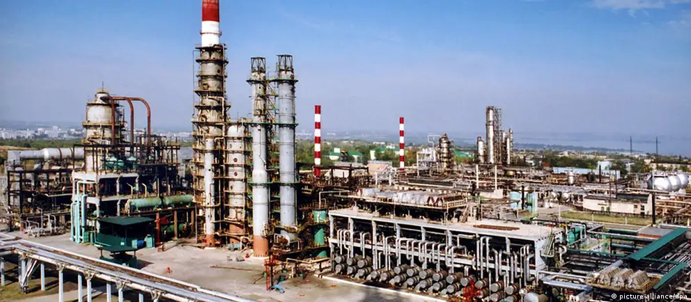 За ночь зафиксированы удары по нефтеперерабатывающему заводу в Сызрани, по нескольким судам в Азовском море и масштабные отключения электроэнергии в Крыму; Минобороны РФ заявляет о перехвате почти 350 беспилотников.