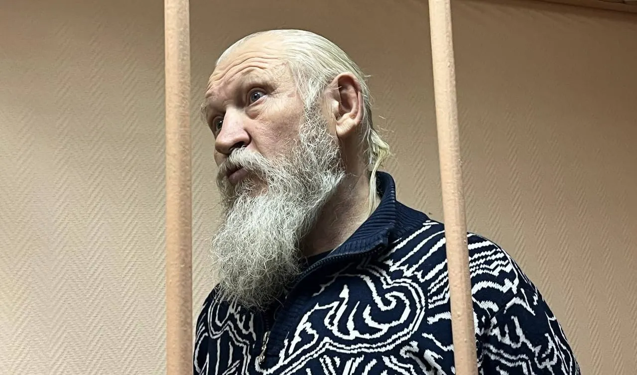 В обновлённый перечень включили бывшего депутата Госдумы Михаила Глущенко, ранее осуждённого за соучастие в убийстве Галины Старовойтовой; в ведомстве отмечают его связи с криминалом.