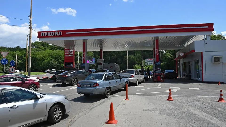 Цена белорусского бензина с поставкой в Россию выросла почти вдвое с мая; дефицит топлива усилился после ударов по НПЗ, власти ищут варианты импорта, но ограничения и санкции осложняют быстрые поставки.