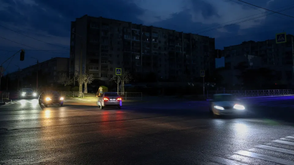 Из‑за перебоев с бензином в десятках регионов вводят ограничения на общественный транспорт, сокращают пригородные и городские маршруты, а также повышают тарифы. Проблемы с переработкой нефти существенно сократили производство топлива в стране.