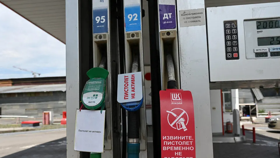 Из‑за сокращения переработки и дефицита топлива владельцы как частных, так и крупных сетей выставляют АЗС на продажу по всей стране — от небольших лотов до целых сетей.