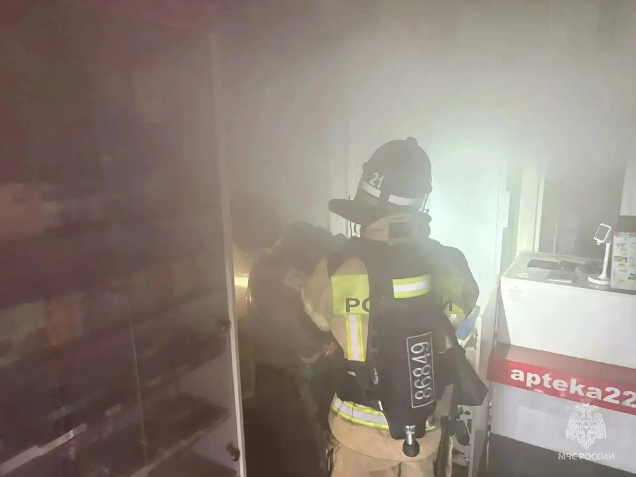 Утром в Бийске загорелся магазин на первом этаже многоквартирного дома. Площадь возгорания — около 10 м², пострадавших нет. К ликвидации привлекали 25 пожарных и 8 единиц техники; предварительная причина — нарушение монтажа электрооборудования, сообщили в МЧС.