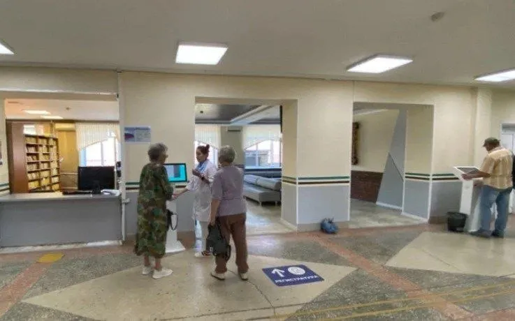 В поликлинике Республиканской клинической больницы завершили ремонт: обновили зал ожидания, открыли кафе правильного питания, улучшили организацию медосмотров и запустили Центр здорового долголетия.