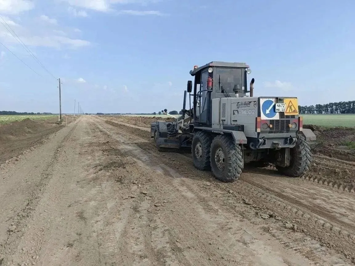 В селе Селиверстово восстанавливают подъездную дорогу длиной 5 км к предприятию — работы оценены в 140 млн рублей. Для защиты от паводков установят три водопропускные трубы, а вдоль трассы разместят знаки и сигнальные столбики.