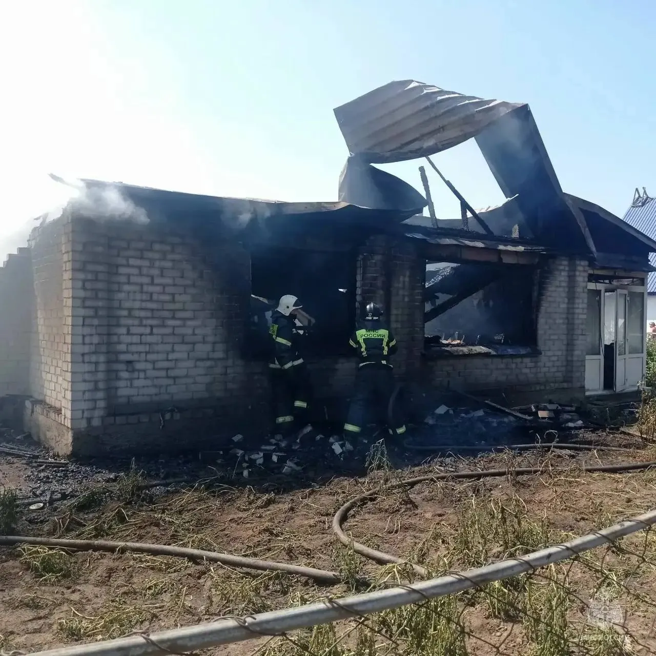 В селе Безрукавка Рубцовского района огонь охватил дом площадью около 100 м² — одна семья осталась без жилья. К тушению привлекли 12 сотрудников МЧС и четыре автоцистерны.
