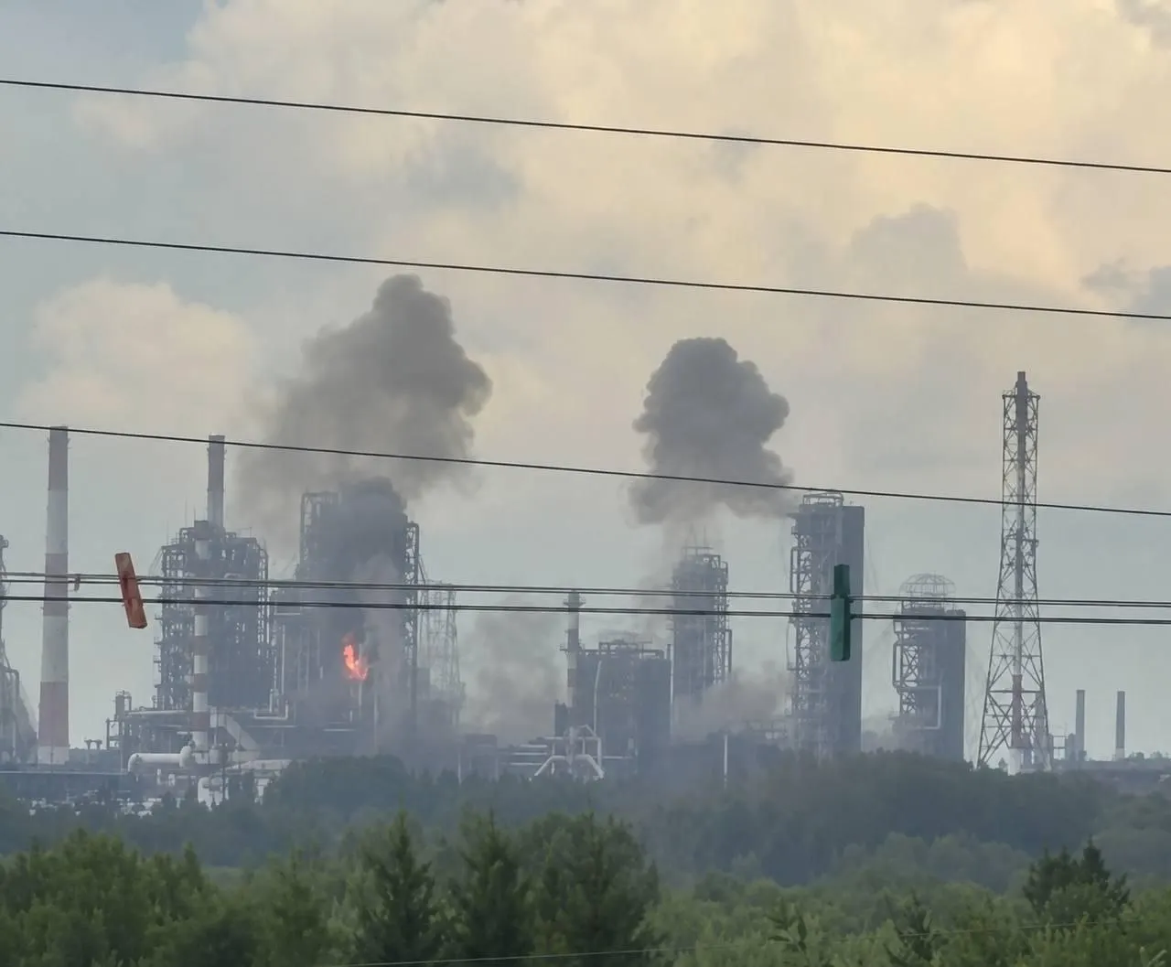 На Омский нефтеперерабатывающий завод нанесён удар беспилотниками — на предприятии вспыхнул крупный пожар. Ближайший НПЗ на востоке, Ачинский, расположен примерно в 1000 км по прямой.