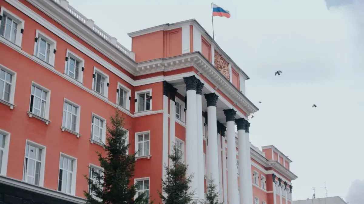 Утром 21 июля из здания суда в Барнауле вывели сотрудников и посетителей после анонимного сообщения о минировании. На месте работают правоохранители и специалисты-взрывотехники.