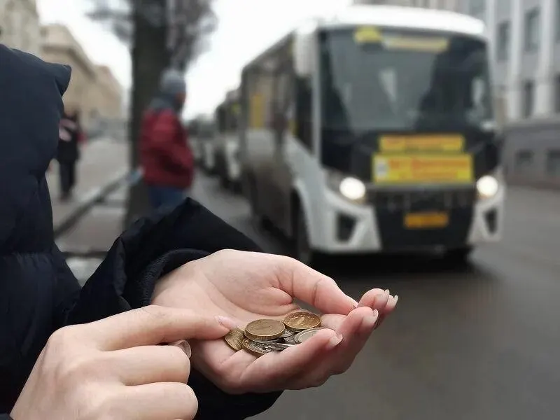 Власти города заявили, что ближайшего повышения стоимости проезда не будет: перевозчики не обращались, а следующее изменение цен возможно не ранее мая 2027 года.