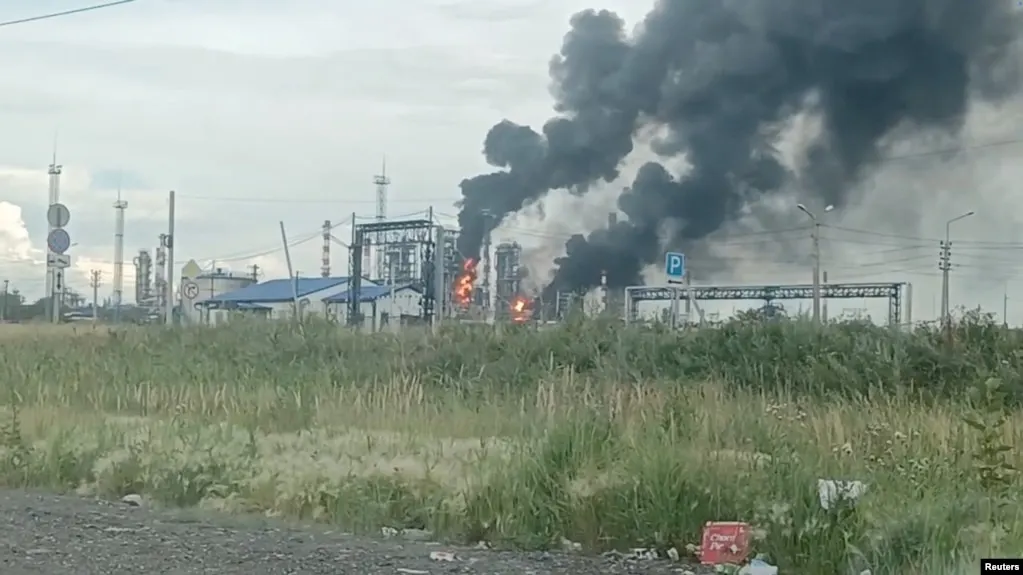 6 июля Омский нефтеперерабатывающий завод остановил обработку нефти после ударов дронов: повреждены ключевые установки, приостановлены оптовые продажи топлива, официальные комментарии ограничены.
