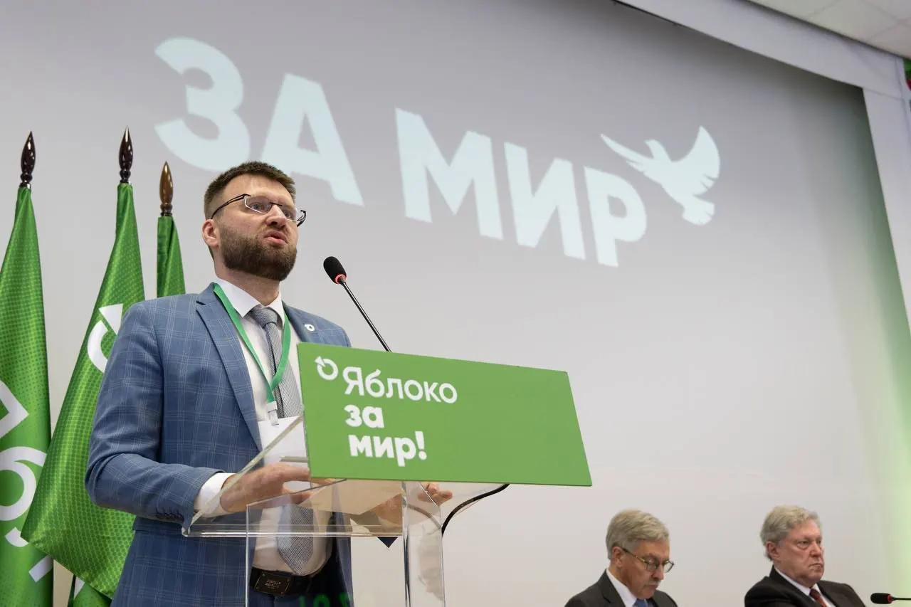 Минюст отклонил просьбу Владимира Дорохова об отмене статуса «иностранного агента», сославшись на «факты ведения политической деятельности» — в списке аргументов оказались поздравление, поездки в суд, возложение цветов и участие в видеоролике с бумажными самолётиками.