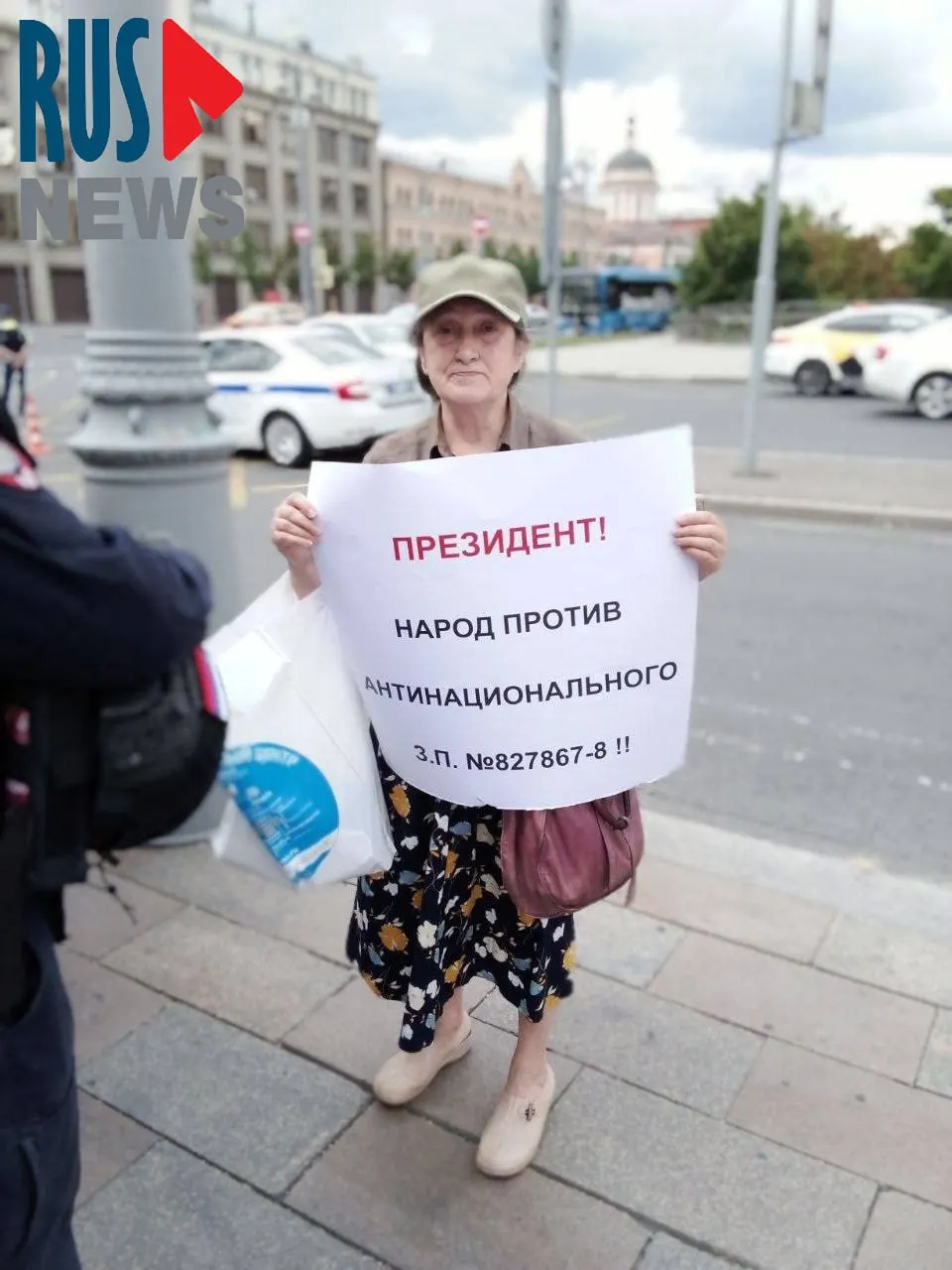 На Старой площади в Москве полицейские задержали Наталью Шамину, вышедшую в одиночный пикет с требованием не передавать регионам право исключать памятники из Единого госреестра объектов культурного наследия.