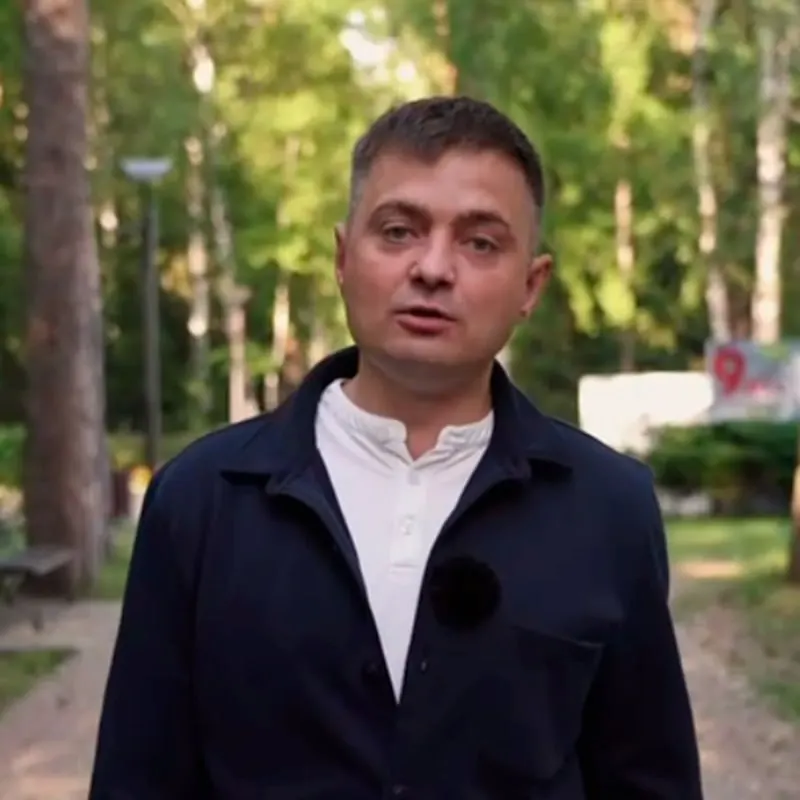 Александра Губина, выдвинутого по округу №19 в Северске, задержали по делу о самовольном оставлении части. Его вскоре отпустили; партия считает задержание попыткой помешать участию в выборах.