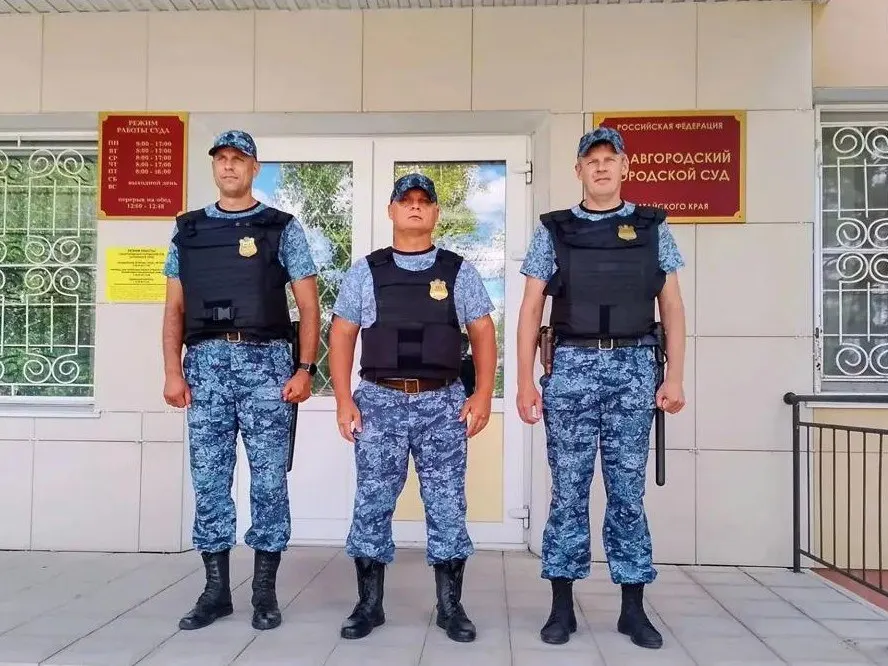 Судебные приставы не пропустили в здание суда мужчину с признаками наркотического опьянения; при досмотре нашли складной нож и два шприца с жёлтым веществом. Материалы переданы в полицию.