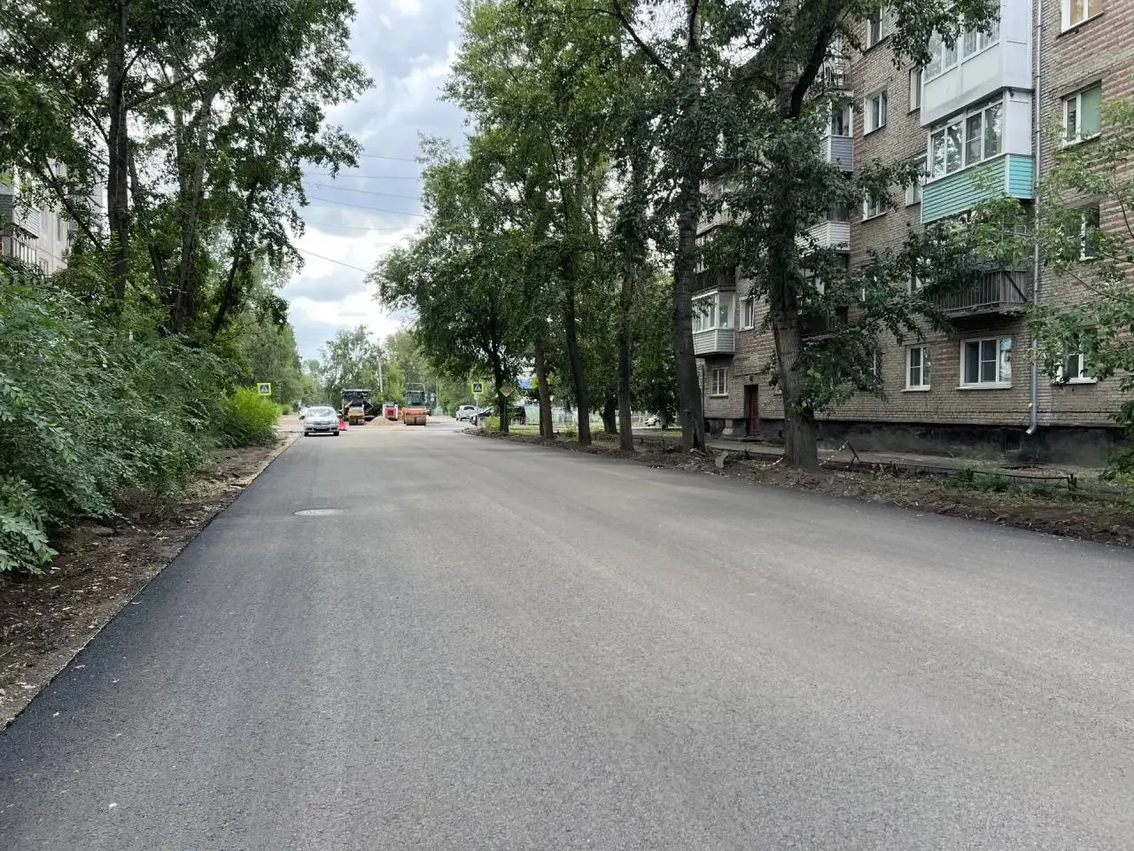 На Новоегорьевском тракте и улице Громова уложен нижний слой асфальта; сейчас устанавливают бордюры, выполняют бетонные работы и готовят основание под брусчатку. Ремонт улицы Киевской отложен до завершения работ по теплосетям. В 2026 году запланировано обновление нескольких участков — на эти работы объявлен конкурс на 75 млн рублей.