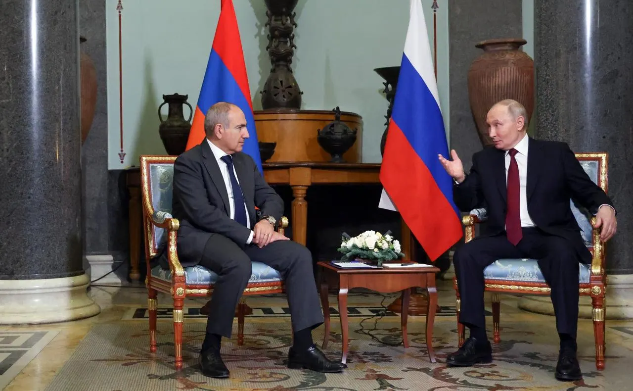 Премьер-министр Никол Пашинян заявил, что невырешенные экспортные ограничения против Армении парализуют Евразийский экономический союз и могут привести к его распаду; он обратился к российской стороне с просьбой принять меры и подчеркнул необходимость альтернатив.