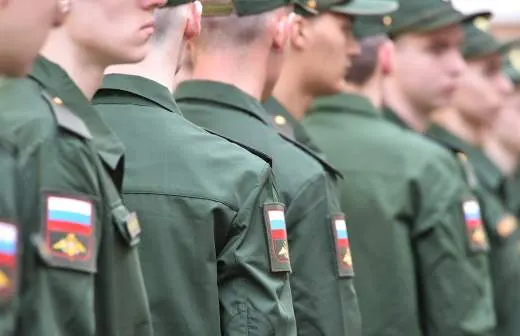 Правительство поддержало законопроект, позволяющий направлять солдат срочной службы в пожарные подразделения МЧС по всей России — мера призвана сократить нехватку персонала в караулах и предотвратить приостановку работы частей.