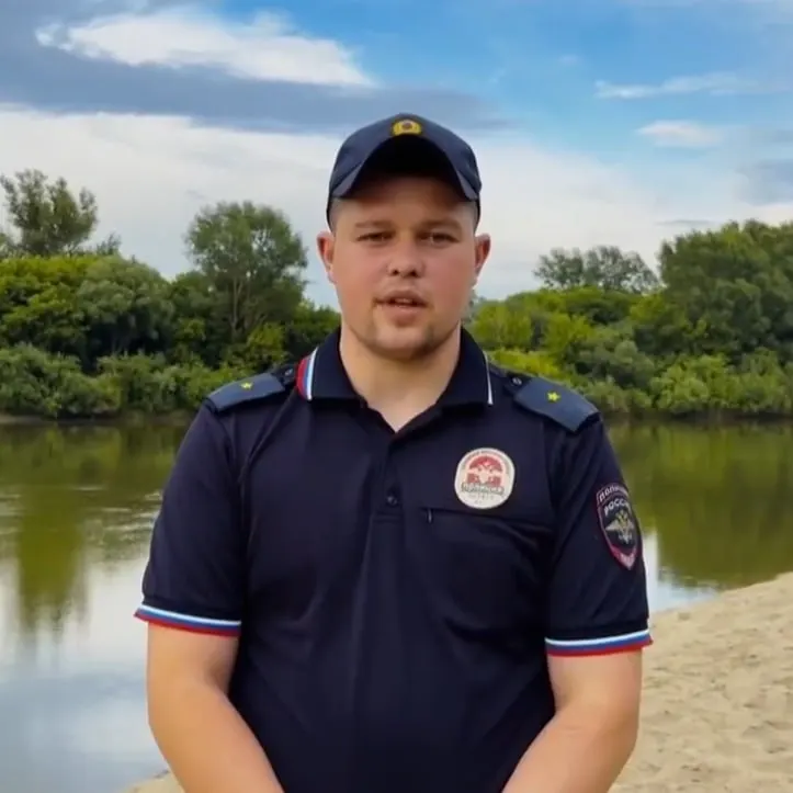 На городском пляже в Заринске сотрудник полиции прыгнул в воду и вытащил двоих мужчин, которые начали тонуть; пострадавших передали медикам.