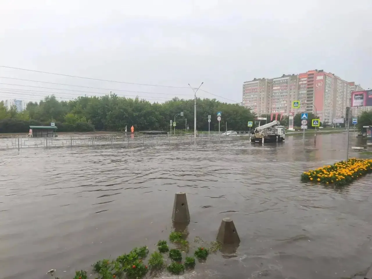После сильного дождя на участке улицы Попова временно ограничили проезд и изменили маршруты общественного транспорта; сейчас движение и маршруты восстановлены.