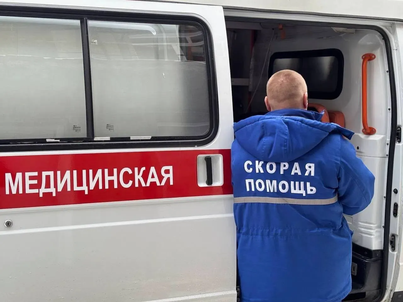 Мужчина позвонил по номеру 112 и сообщил о порезанных венах. Медики не обнаружили травмы, суд признал вызов заведомо ложным и назначил штраф 1 000 рублей.