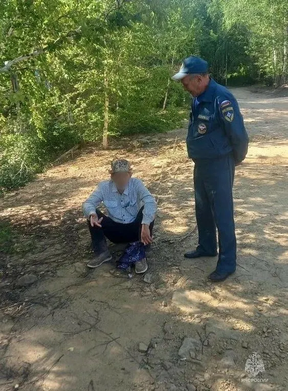 Туриста из Перми обнаружили утром на дороге между озером Моховое и каменным карьером в Курьинском районе; от медицинской помощи он отказался.