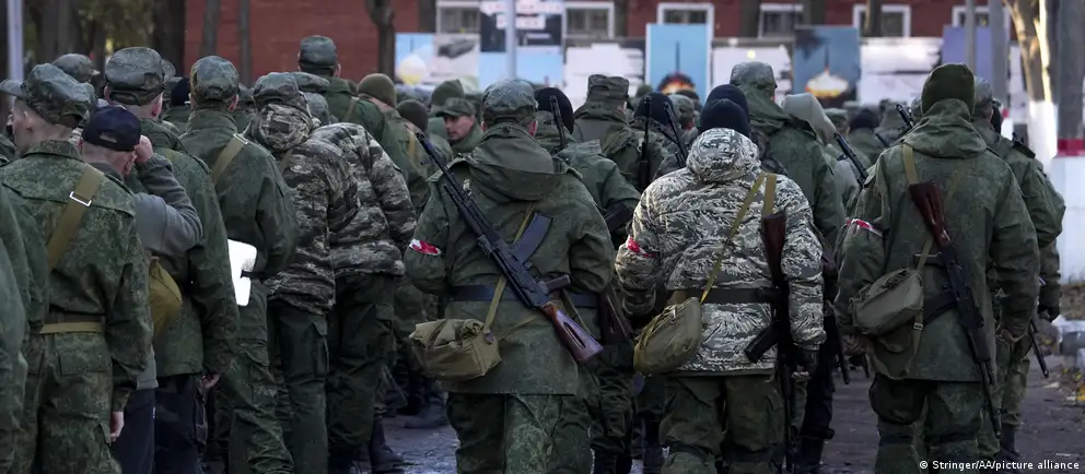 Заявления зарубежных лидеров и расследования указывают на обсуждение возможного расширения призыва в РФ, тогда как официальные лица опровергают такие планы. Разбираемся, какие признаки говорят в пользу риска мобилизации и достаточно ли у военных ресурсов без нового массового набора.