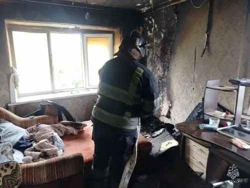 В квартире на четвёртом этаже пятиэтажного дома произошёл пожар — огонь повредил вещи на площади около 10 м². Из соседних квартир вывели троих человек, в том числе ребёнка.
