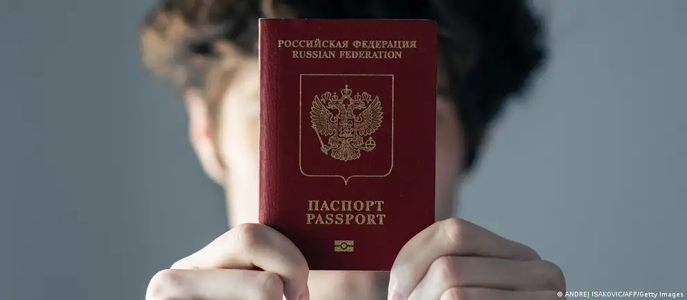 После возражений Франции и Италии предложение ограничить въезд россиян пересмотрено: запрет хотят распространить только на краткосрочные визы и на тех, кто непосредственно участвовал в боевых действиях в Украине; расширены гуманитарные и служебные исключения.