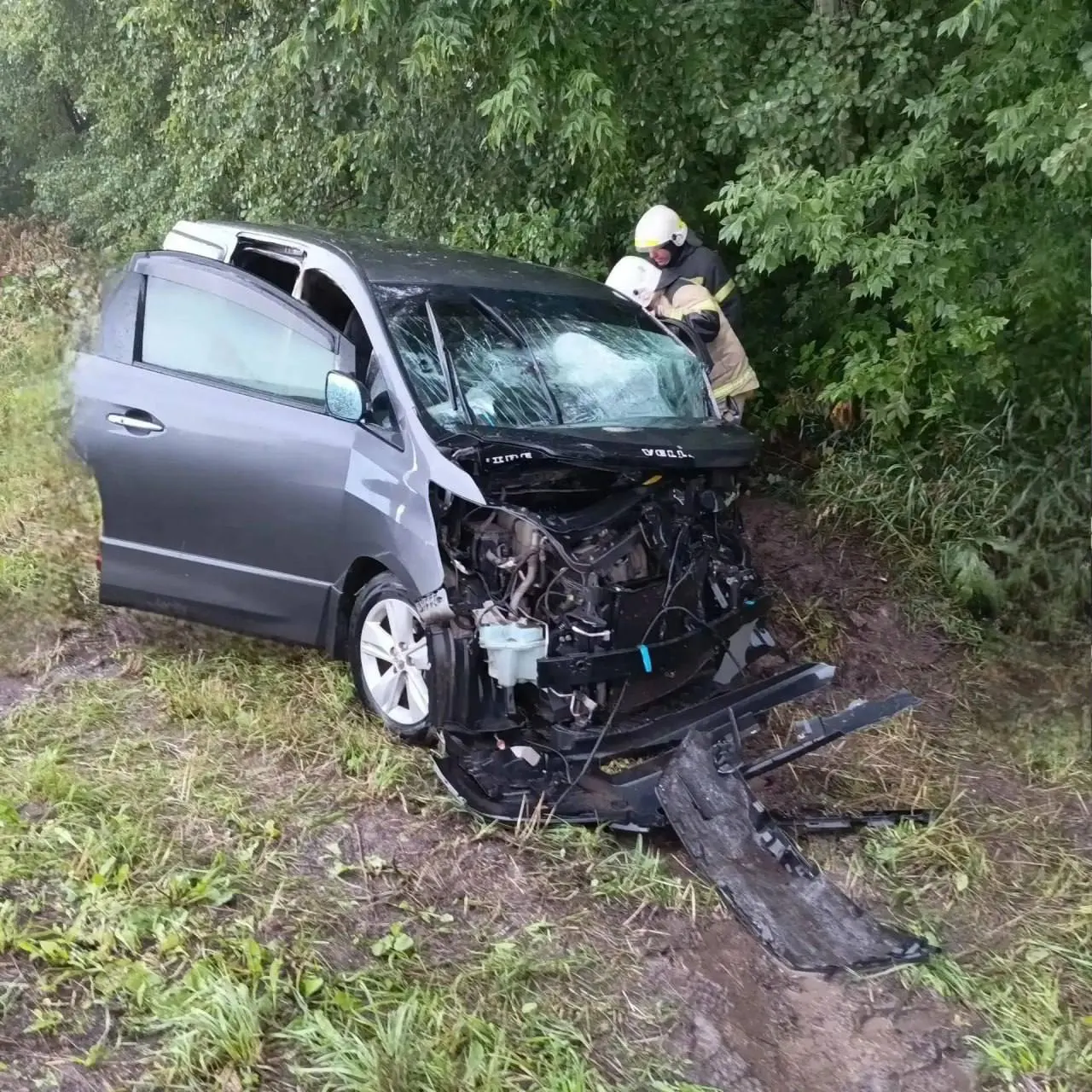 На 39-м километре трассы столкнулись Renault Megane и Toyota Vellfire: 55-летний водитель Renault выехал на встречную полосу и погиб, пятеро пассажиров Toyota ранены.