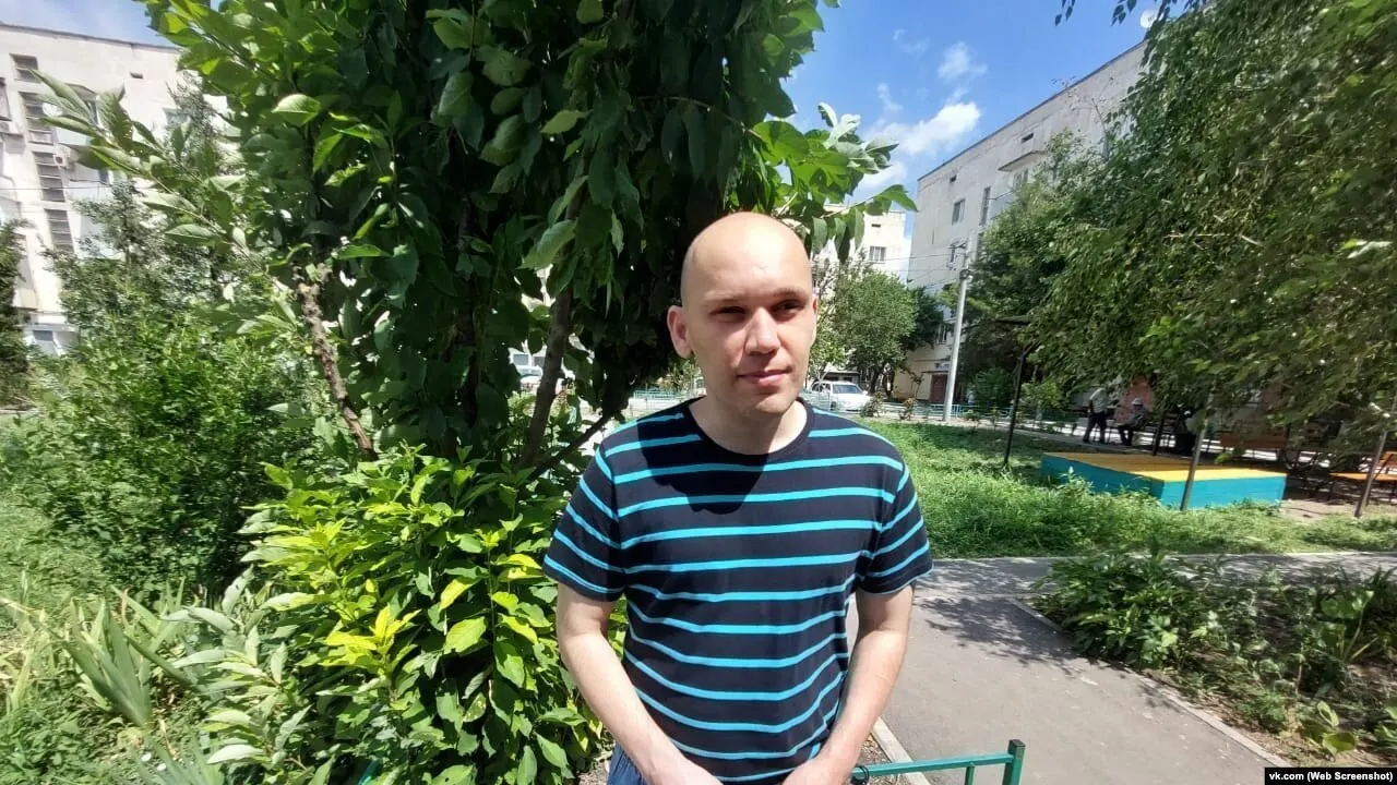 Минюст внёс в реестр «иностранных агентов» участника движения «Крымская солидарность» Игоря Никитенко — инвалида I группы из Джанкоя. Организацию внесли в список в июне, затем перечень участников расширили до 137 человек. Эксперты предупреждают о возможных штрафах и уголовной ответственности за нарушения маркировки.