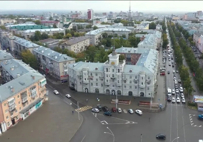 Главные мероприятия пройдут на площади Свободы, в парке Центральный и на Мало‑Тобольской: концерты, ярмарка алтайских производителей, спортивные соревнования и фестиваль национальных культур.