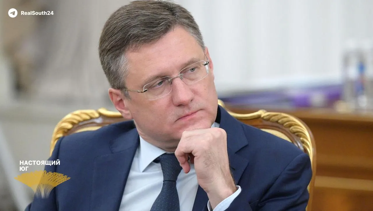 Вице‑премьер Александр Новак связал дефицит топлива с летним пиковым спросом и внеплановыми ремонтами НПЗ после прилётов БПЛА; правительство готовит экстренные меры для насыщения рынка.