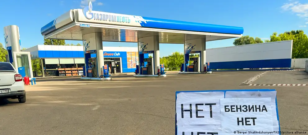 Росстат: индекс производства нефтепродуктов в июне 2026 года упал на 21,8% в годовом выражении. Рост цен на бензин и дизель замедлился, а удары по НПЗ усилили дефицит топлива в ряде регионов.