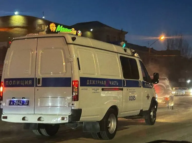Дорожные полицейские остановили автомобиль, водитель предъявил иностранное удостоверение. Экспертиза показала, что документ поддельный; против мужчины возбуждено уголовное дело.
