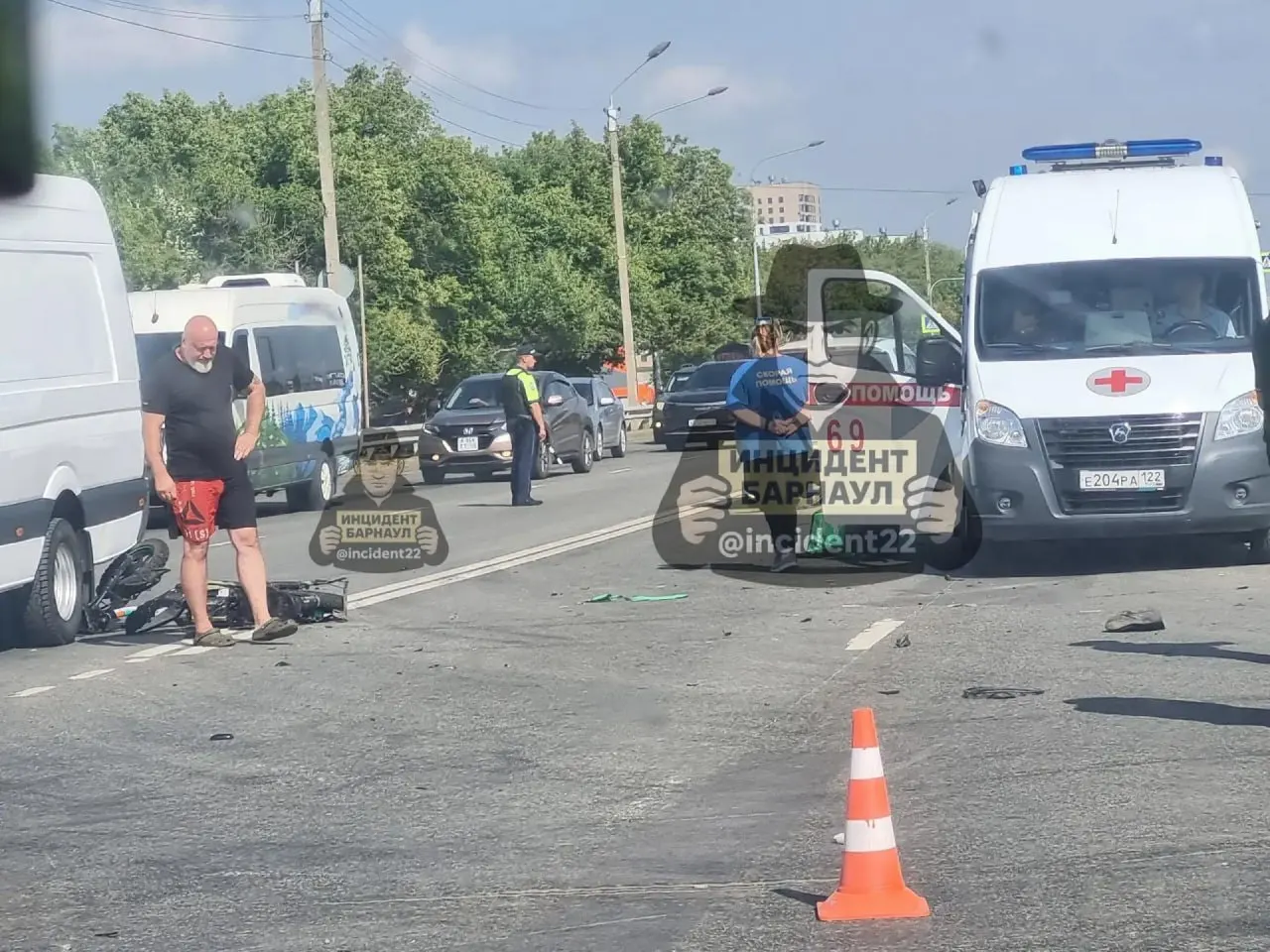 22 июля на пересечении Павловского тракта и улицы Звёздной столкнулись электровелосипед и Nissan Avenir; 26‑летний водитель электровелосипеда погиб на месте, ведётся проверка.