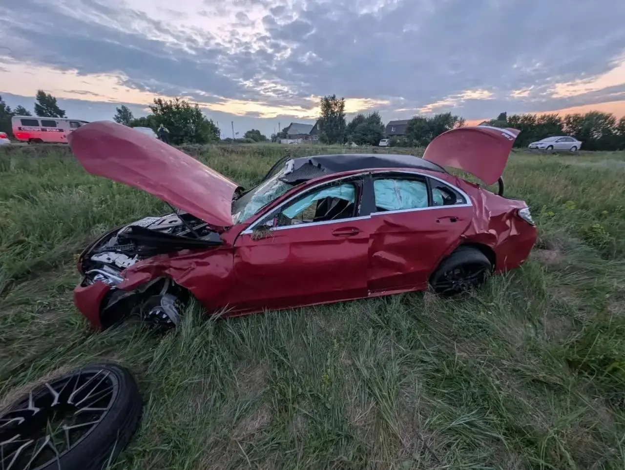 Ночью 2 июля на дороге между Новыми Зорями и Власихой Mercedes съехал с трассы и опрокинулся. Погибла пассажирка 2004 г.р., водитель и трое пассажиров получили травмы; по факту возбуждено уголовное дело.