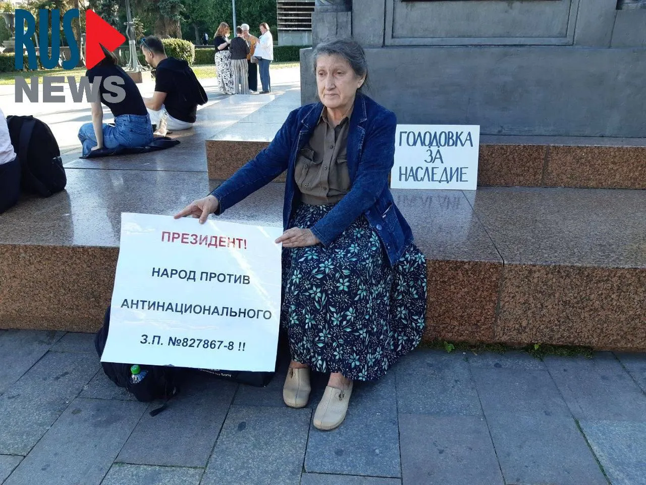 Председатель новосибирского отделения ВООПИК Наталья Шамина объявила голодовку у памятника в Москве в знак протеста против законопроекта о передаче региональным властям права исключать объекты культурного наследия; спустя час её задержала полиция.