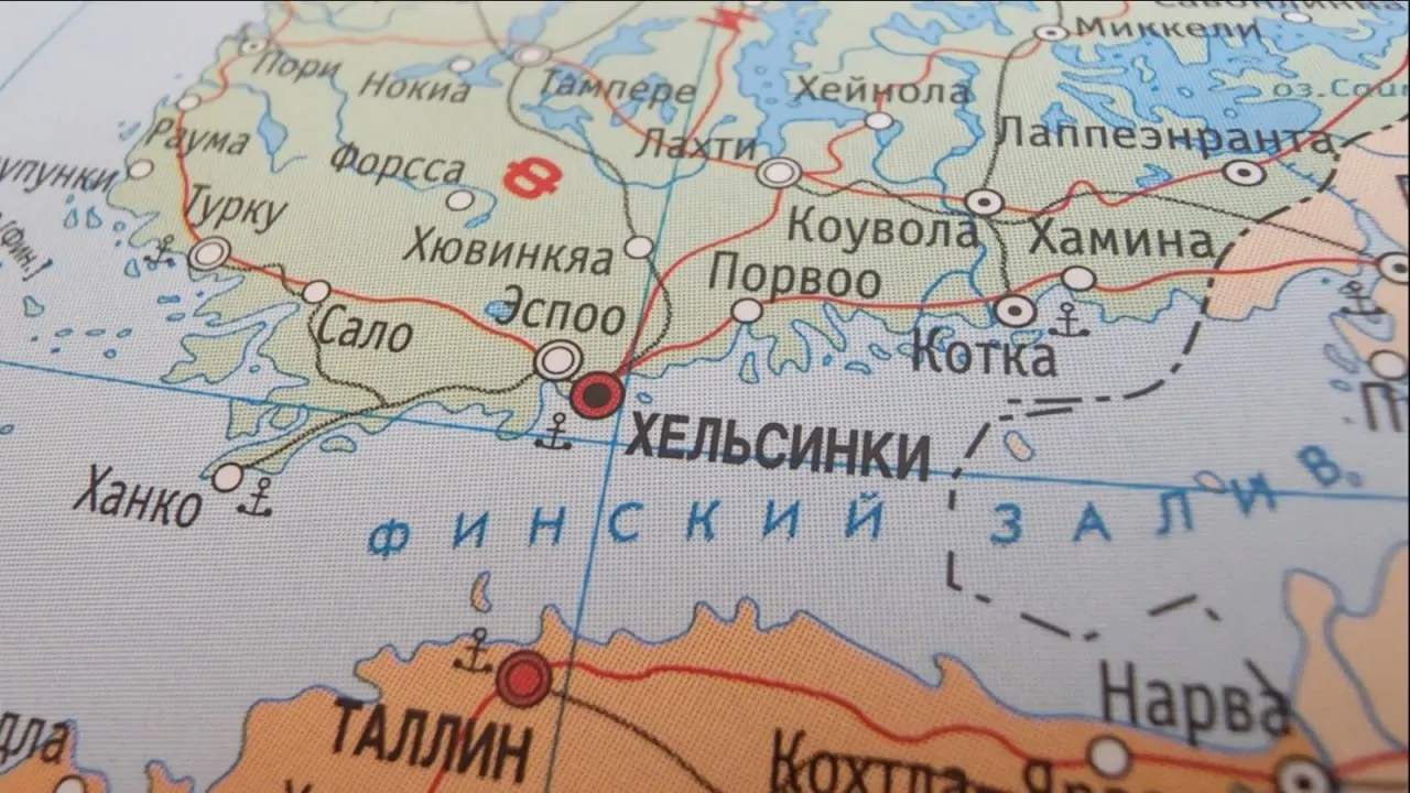 С 1 июля Россия резко увеличила железнодорожные пошлины на поставки в Финляндию — перевозки стали экономически невыгодны, и импорт удобрений, покрывающий 10–15% потребностей страны, может остановиться в ближайшие недели.