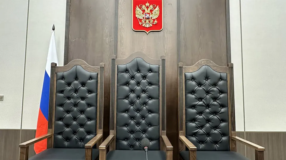Правительственная комиссия одобрила проект, подготовленный Верховным судом, который смягчает требования к образованию для ряда должностей в судах с целью сократить кадровый дефицит и привлечь молодёжь.