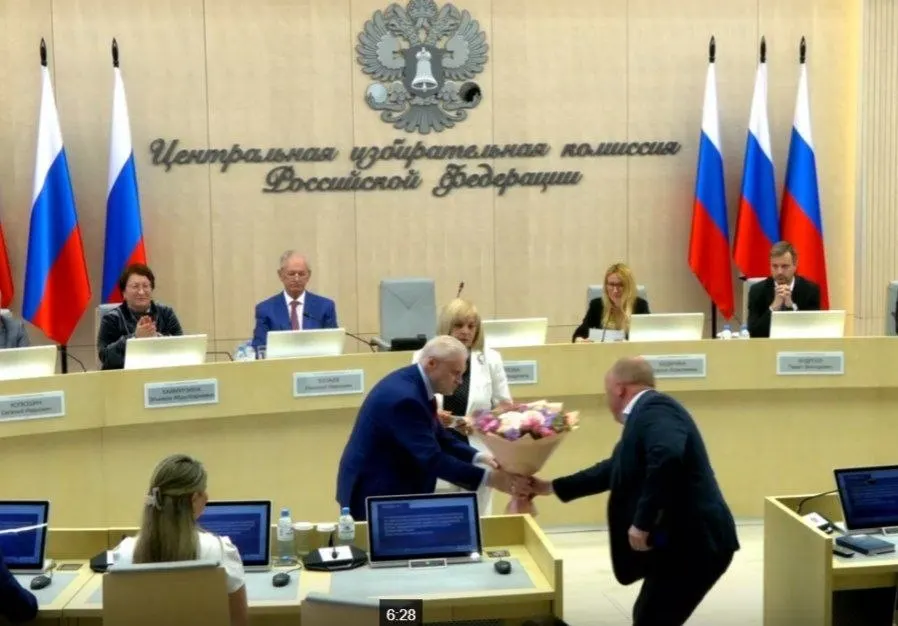 На заседании Центризбиркома единогласно зарегистрировали списки «Справедливой России», подтвердили 260 кандидатов, оформили удостоверение для Сергея Миронова и утвердили 43 финансовых уполномоченных партии «Яблоко» в 42 регионах.