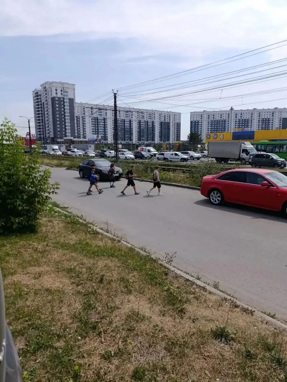 В Индустриальном районе Барнаула группа подростков подошла к стоящему трамваю и попыталась ухватиться за его элементы. Вмешавшиеся взрослые остановили опасные действия; Госавтоинспекция предупреждает о серьёзных рисках и призывает родителей быть внимательнее.