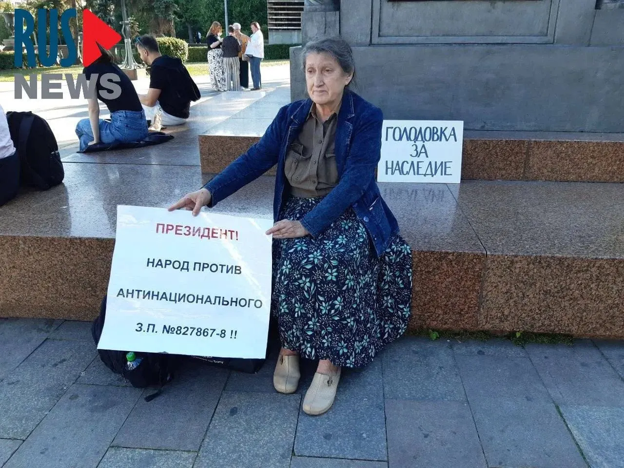 Активистки из Новосибирска и других городов протестуют против поправок, позволяющих регионам лишать памятники статуса. Одна из участниц акции доставлена в психиатрическую больницу, готовится жалоба об незаконном помещении.