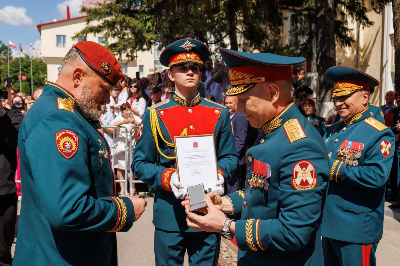 Начальнику Саратовского военного института войск национальной гвардии Александру Белоглазову официально присвоено воинское звание «генерал-лейтенант». Погоны и удостоверение вручил замдиректора Федеральной службы войск национальной гвардии России Анатолий Маликов.