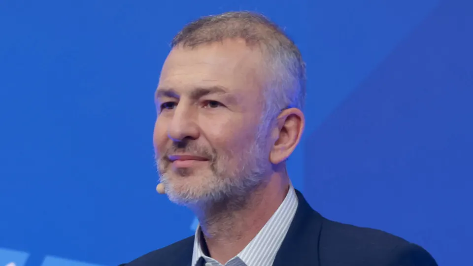 Миллиардер Андрей Мельниченко урегулировал спор о СИБЭКО: прокуратура отозвала иск после перечисления 32 млрд рублей в образовательный центр «Сириус» — сумма почти равна цене покупки компании у бывшего министра Абызова.