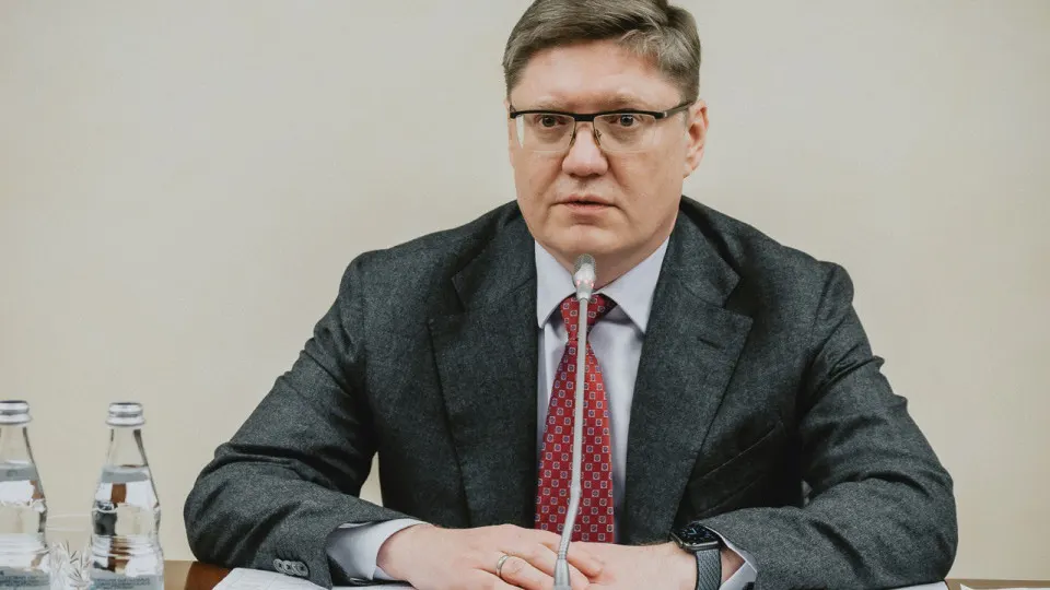 Заместитель руководителя фракции «Единая Россия» Андрей Исаев призвал не поддаваться эмоциям и манипуляциям на фоне топливного кризиса, утверждая, что перебои связаны с ударами по НПЗ и пообещав скорое урегулирование. Между тем переработка нефти и выпуск бензина заметно сократились, вводятся лимиты и новые правила на АЗС.