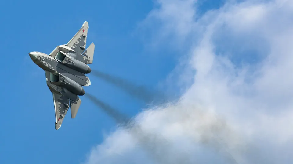 Минпромторг подал требование к петербургскому предприятию «Авиационная и морская электроника» о выплате 257,1 млн рублей неустойки по проекту «Дисплей-И7» из‑за многолетней просрочки работ; одновременно отмечено снижение государственных амбиций по импортозамещению электроники.