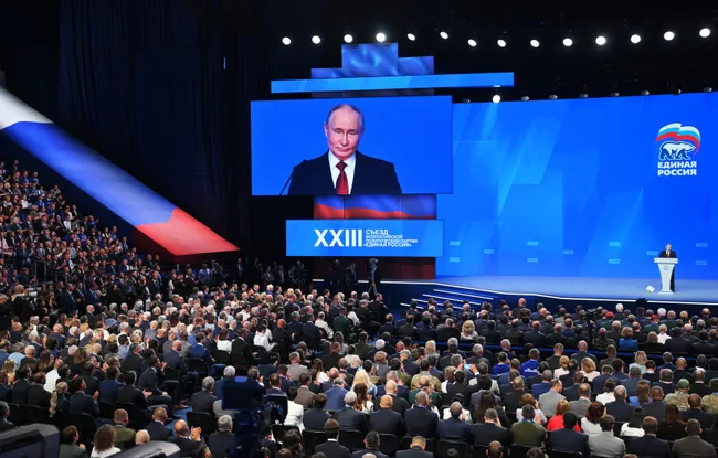 Администрация президента пересмотрела целевые показатели для «Единой России»: вместо ожидаемых ранее 55–60% теперь ориентируются примерно на 45% при явке около 50%. Решение мотивируют падением рейтингов и экономическими трудностями.